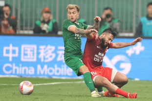 英超冷门多豪门问题多，曼联1比1西汉姆，B费错失良机被质疑（英超爆冷频现豪强陷困境，曼联1-1西汉姆，B费挥霍良机遭质疑）