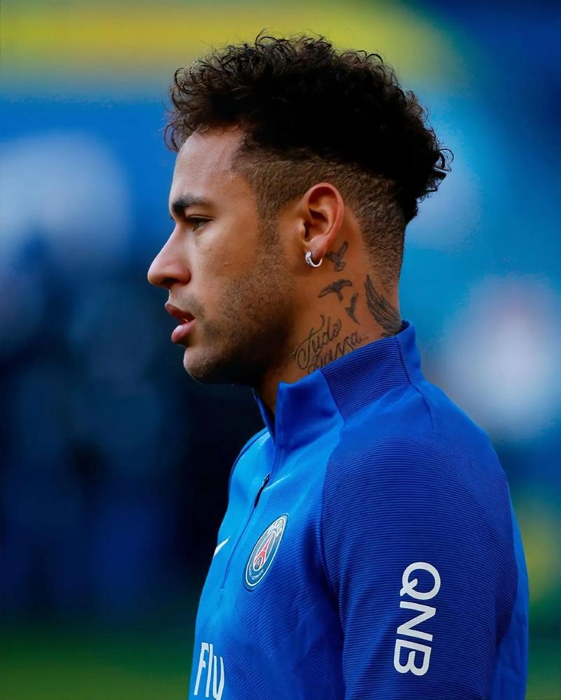 龙塞罗：姆巴佩第一球灵动如大罗，第二球再现C罗暴力美学（龙塞罗：姆巴佩首球灵气似大罗，次球再现C罗式力量美学）