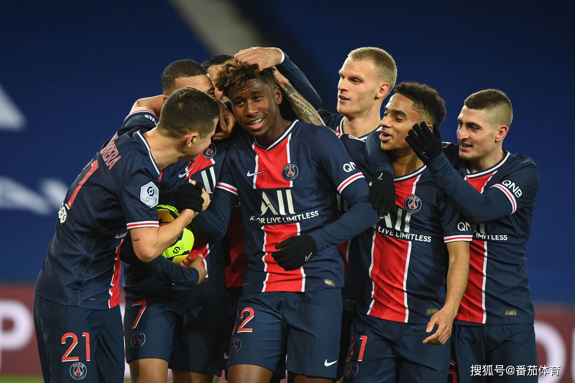 青岛海牛：李霄鹏未与球队告别，近期会根据明年情况与其谈续约（青岛海牛：李霄鹏尚未与球队告别，续约将依据明年形势近期商谈）