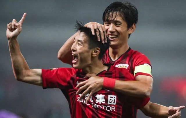 梅西跟前锋比进球、跟中场比助攻！还跟俱乐部比冠军！而且都赢！（梅西进球不输前锋、助攻压过中场，连冠军数也超过诸多俱乐部！）