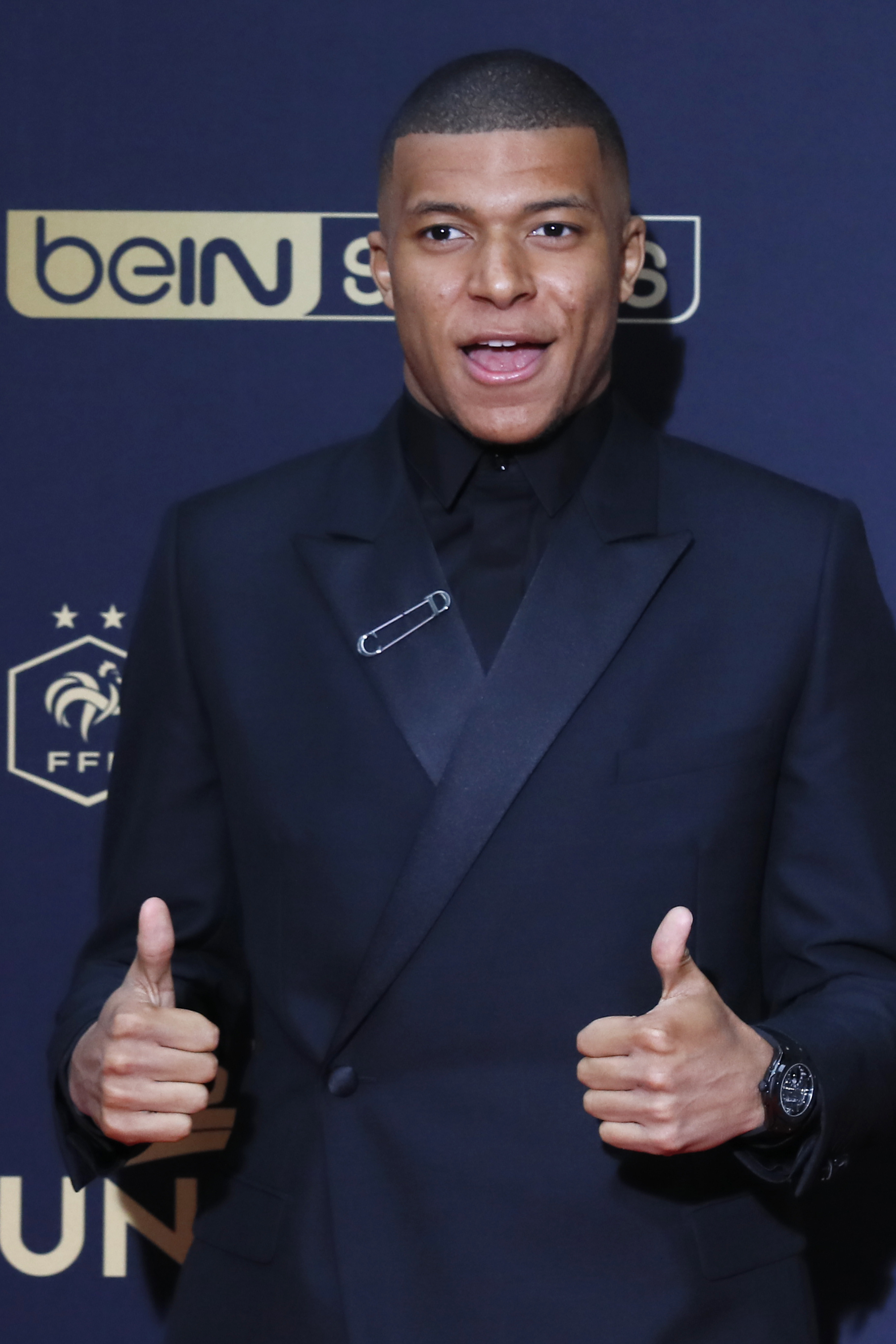 罗马诺：伊镇与那不勒斯就租借卡尤斯特达成协议，等球员点头（罗马诺：伊镇与那不勒斯已谈妥卡尤斯特租借，正待球员同意）