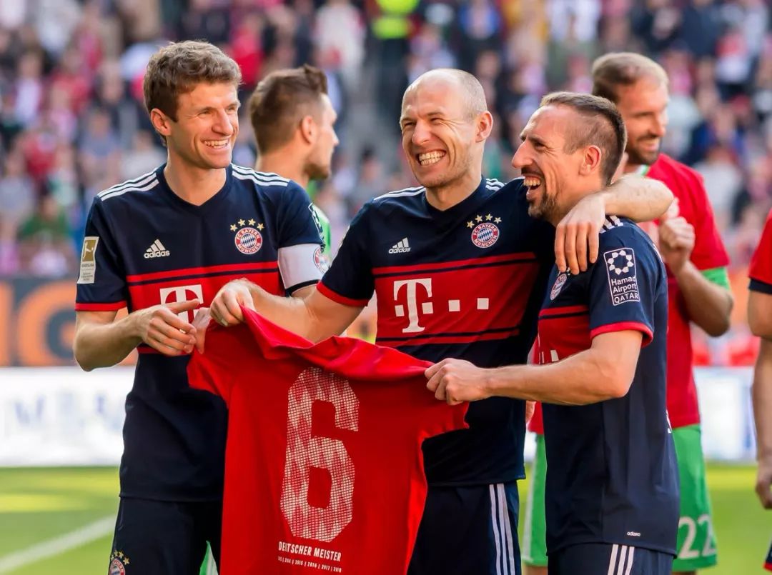 后卫关键拦截，守住关键领先（后卫致命抢断，稳住领先优势）